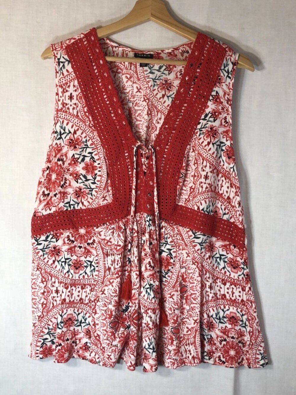Torrid Size 1 White w Red Pink Green Flowers Sleeveless Top Shirt Lace Trim